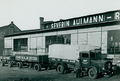 Laster vor Werksgelände 1950 DUMMY.png