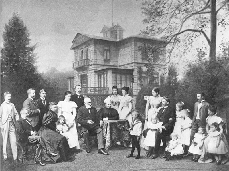 Datei:Wilhelm Ahlmann im Kreis seiner Familie.jpg