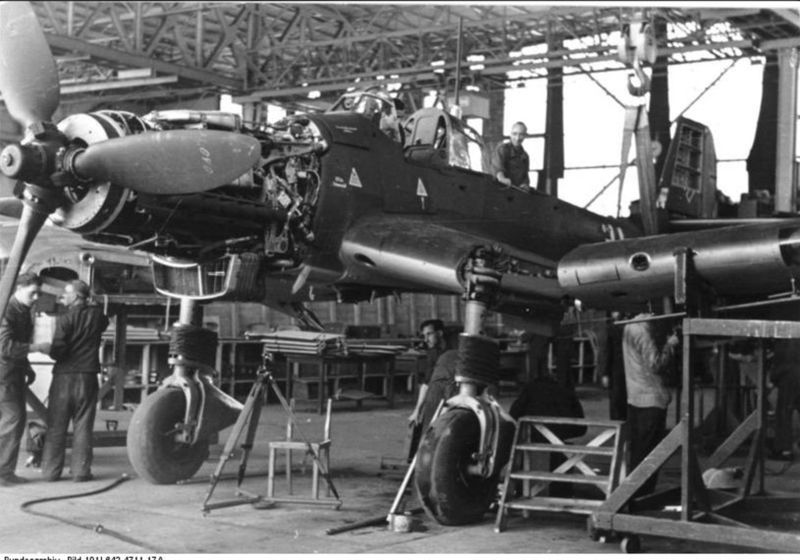 Datei:Tragflächenmontage Stuka Ju87.jpg