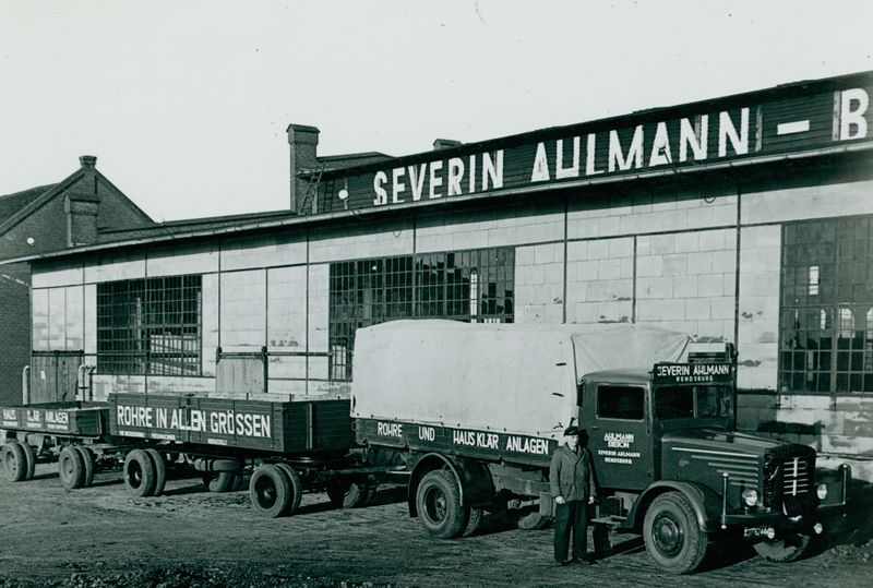 Datei:Laster vor Werksgelände 1950.jpg