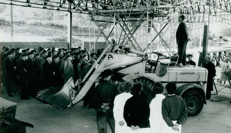 Datei:1955 06 16 Richtfest Schwenkschauflerhalle 1.jpg