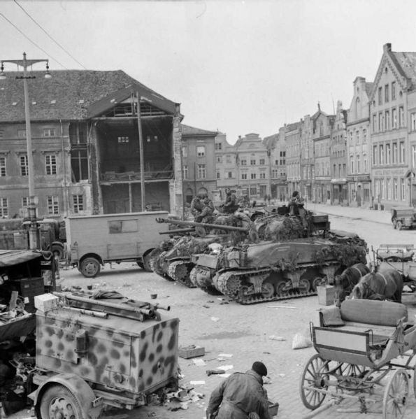 Datei:Shermans and transports of RSG in Wismar.jpg