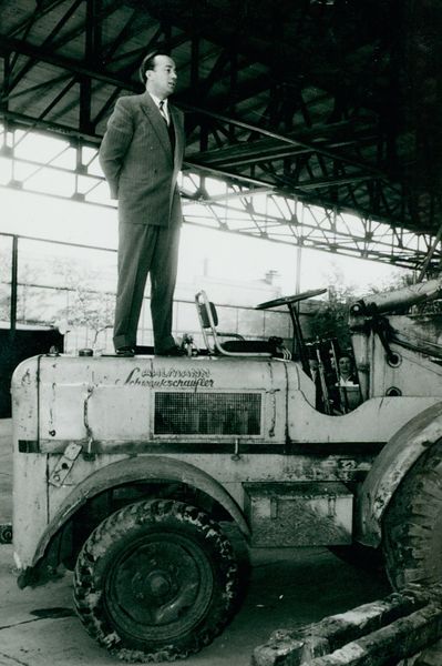 Datei:1955 06 16 Richtfest Schwenkschauflerhalle 3.jpg
