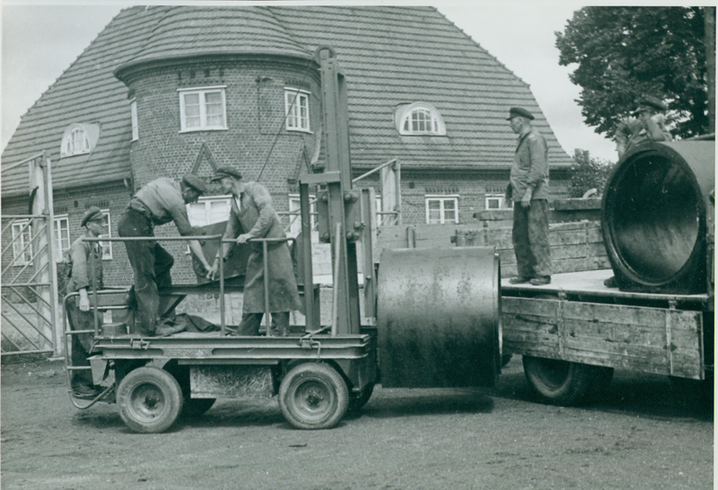 Datei:1950er Verladung von Rohrsegmenten 2.tif