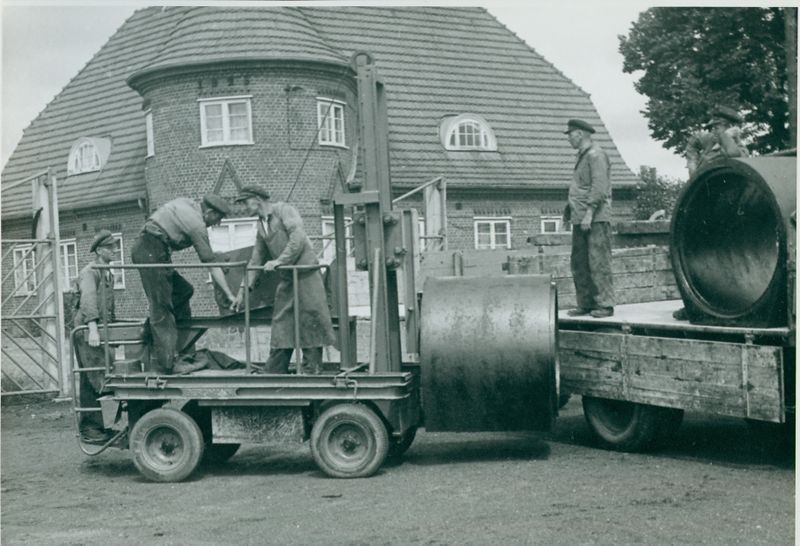 Datei:1950er Verladung von Rohrsegmenten 2.jpg