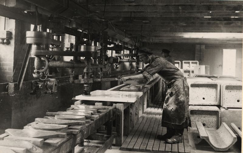 Datei:1.1.A 00504 19510310 Produktionsgelände 07 Sanitärschleiferei.jpg