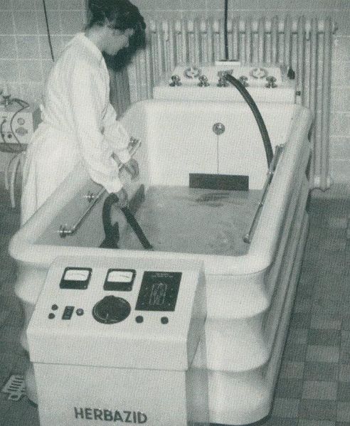 Datei:Unterwassermassagebehälter Glück Auf Februar 1957.jpg